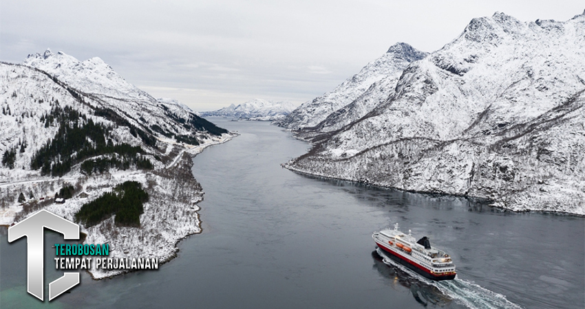 Norwegia Menikmati Pemandangan Fjord dari Kapal